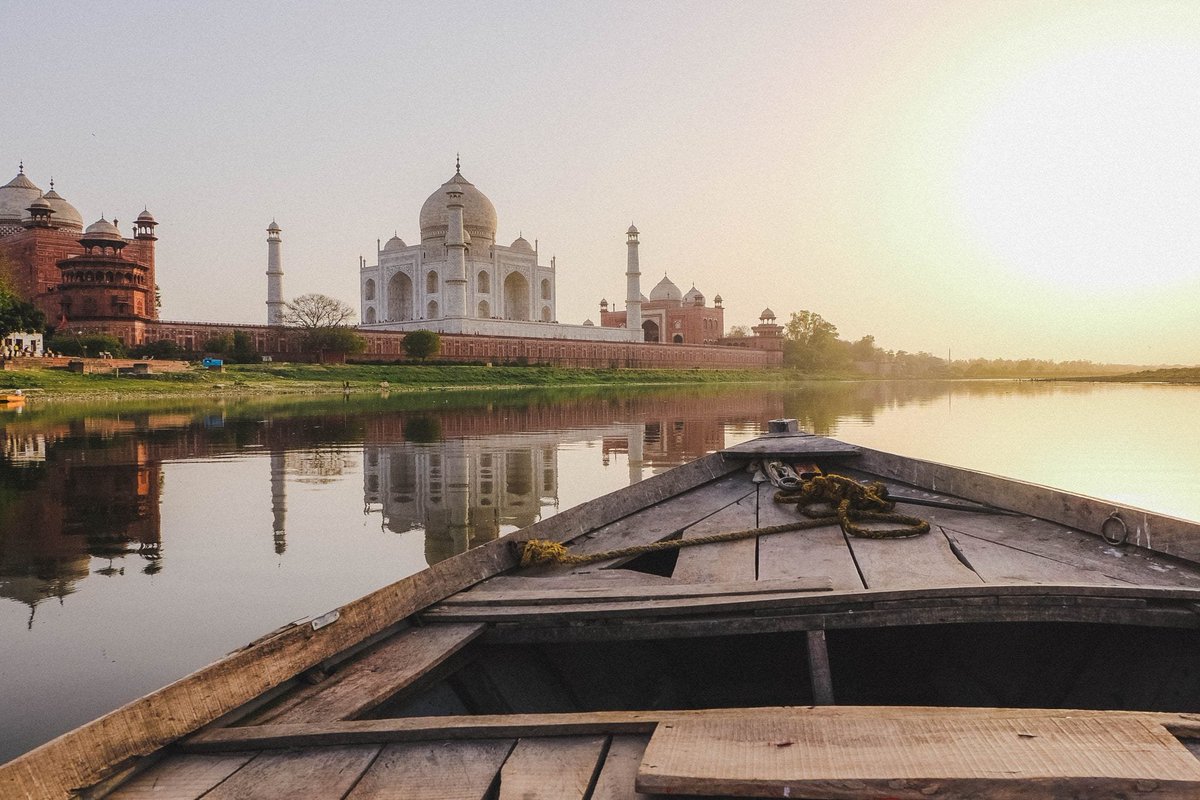 Hinknightss's tweet photo. White malecha using a 20 years old picture to defame India.

Btw, this is the real view behind the Taj Mahal https://t.co/L2tWYSv7qI