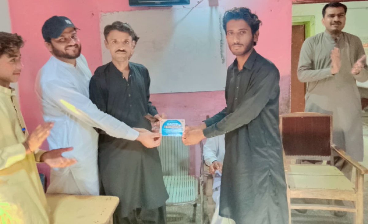 MSMSPUNJAB's tweet photo. ایم ایس ایم تحصیل روجھان کے زیر اہتمام  محمد عاطف صدر ایم ایس ایم روجھان احسان حسنی سینئر نائب صدر ایم ایس ایم  اور ٹیم کی طرف سے ٹیچرز ڈے کی  تقریب کا انعقاد کیا گیا جس میں معزز اساتذہ کرام کو خراج تحسین پیش کیا گیا اور ایم ایس ایم کی طرف سے ٹیچرز ڈے کارڈ اور گفٹ پیش کیئے گئے، https://t.co/AzMYoo84Oo