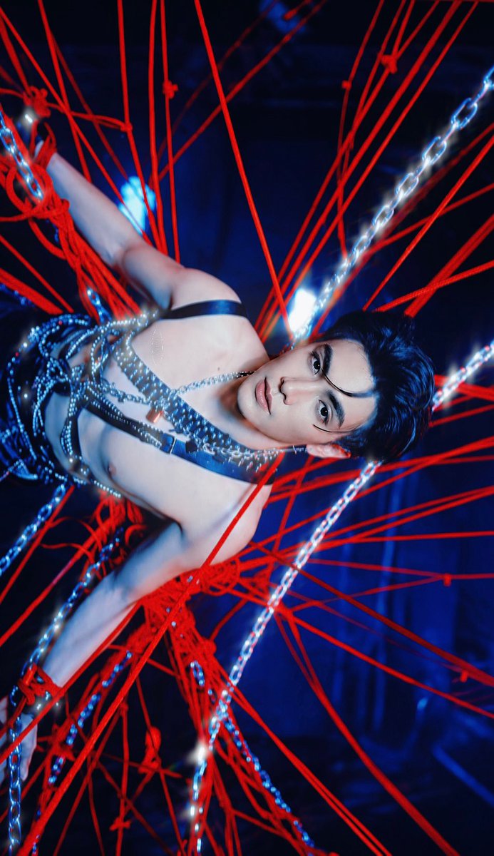 fancy_jd's tweet photo. https://t.co/5gJN0mIOjD really said: chains, red strings, bare skin and THAT face.
Yeah… nobody is surviving this concert.

#JASPERCONCERT
#JoongArchen https://t.co/WaHrGTo9qn
