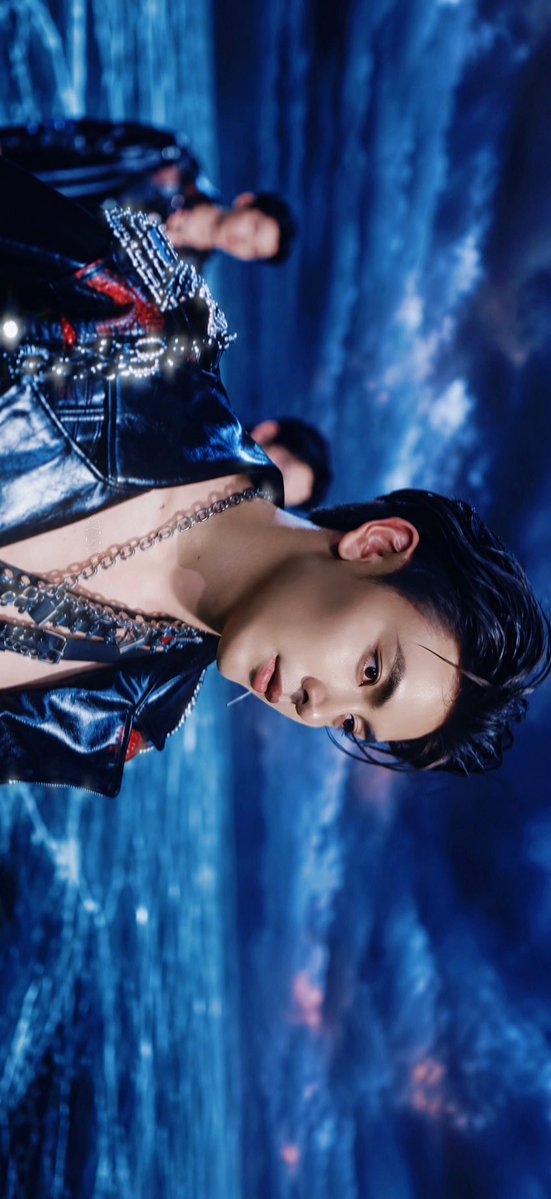 fancy_jd's tweet photo. https://t.co/5gJN0mIOjD really said: chains, red strings, bare skin and THAT face.
Yeah… nobody is surviving this concert.

#JASPERCONCERT
#JoongArchen https://t.co/WaHrGTo9qn