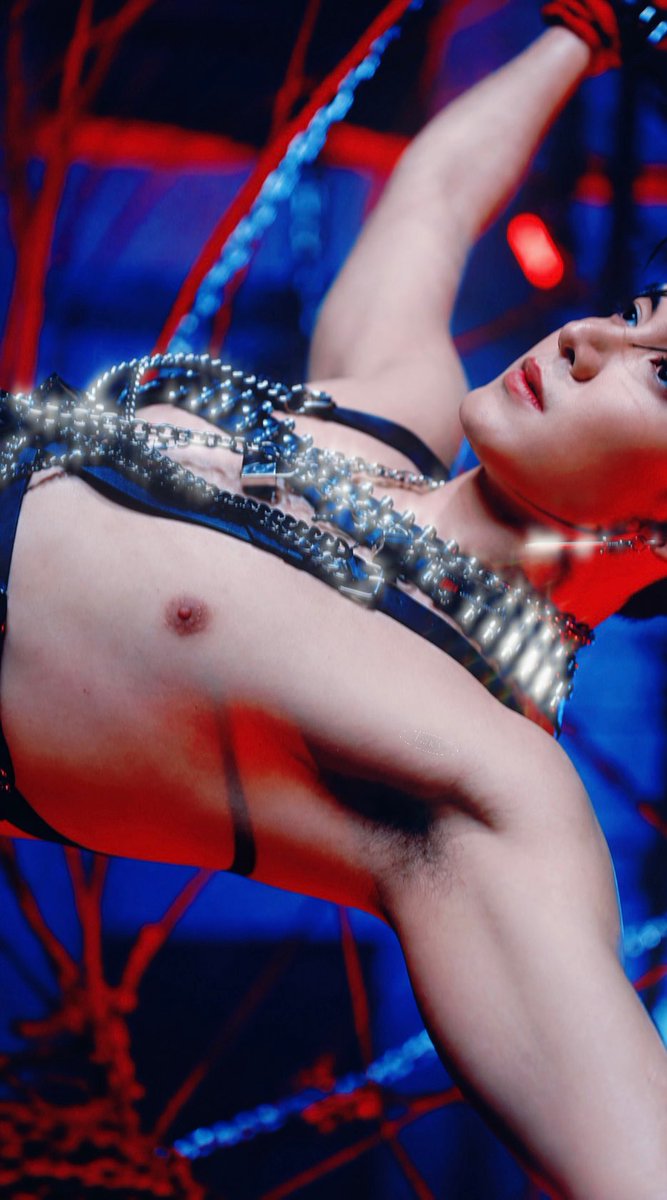 fancy_jd's tweet photo. https://t.co/5gJN0mIOjD really said: chains, red strings, bare skin and THAT face.
Yeah… nobody is surviving this concert.

#JASPERCONCERT
#JoongArchen https://t.co/WaHrGTo9qn
