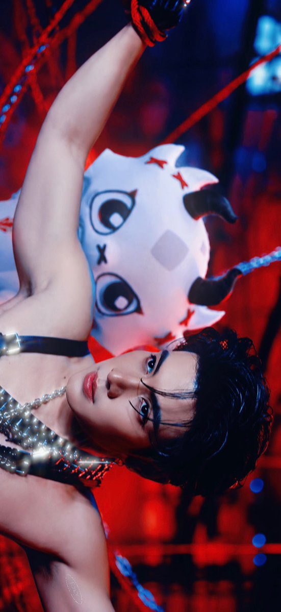 fancy_jd's tweet photo. https://t.co/5gJN0mIOjD really said: chains, red strings, bare skin and THAT face.
Yeah… nobody is surviving this concert.

#JASPERCONCERT
#JoongArchen https://t.co/WaHrGTo9qn