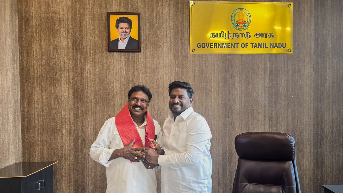 anbudanmaha's tweet photo. நாளை ���டைத்தேர்தல் வாக்குப்பதிவு அதனால் புஷ்பவனம் குப்புசாமி அவர்களுக்கு பதவி கொடுத்து ,அதை ஒரு குறிப்பிட்ட சமூக மக்களிடையே பகிர்ந்து ,நங்கள் உங்களுக்கு ஆதரவானவர்கள் என சொல்லி ,அந்த சமூக மக்களின் வாக்குகளை TVK இழுக்கிறது என யாரும் நினைக்க வேண்டாம்.

ஏன்னா TVKதான் தூயசக்திஇல்ல... https://t.co/rGdqkk4lzU
