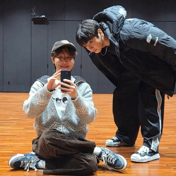 sleepinginsilk's tweet photo. this is actually thee most adorable koobi pic 🥹 https://t.co/i6IKaGqgLL