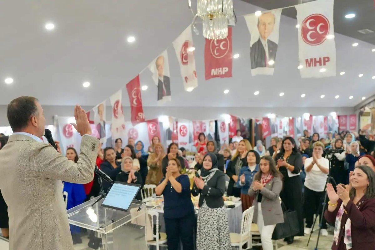 kacepistanbul's tweet photo. 📍 Bayrampaşa

MHP İstanbul İl Başkanımız Sayın Volkan Yılmaz’ın öncülüğünde, KAÇEP İl Başkanlığımızın koordinasyonunda, İstanbul’un 39 ilçesini kapsayacak “KADINLAR HAREKET’TE” programlarımızı “Bismillah” diyerek başlattık.

İstanbul’un dört bir yanına taşıyacağımız kadın hareketimizin meşalesini Bayrampaşa’da yaktık.

Bayrampaşa’da kadınlarımızın yoğun katılımı, samimi ilgisi ve yüksek heyecanı bizlere büyük bir güç ve motivasyon verdi. Kadınlarımızın enerjisi ve teşkilatımızın birlik ruhuyla, İstanbul’da yeni bir sürecin ilk adımını hep birlikte attık.

Genel Başkanımız Sayın Devlet Bahçeli’nin, “Kadınlar toplumumuzun aynası, geleceğimizin ümit ateşidir; kadınsız gelecek olmaz.” sözünden ilhamla çıktığımız bu yolda, 39 ilçemizde kadınlarımızla bir araya gelmeye devam edeceğiz.

Programımızın gerçekleştirilmesindeki emekleri ve katkıları için Bayrampaşa İlçe Başkanımız Sayın İbrahim Yeşil’e, KAÇEP İlçe Başkan Yardımcımız Sayın Yasemin Binici’ye, kıymetli teşkilat mensuplarımıza ve programa katılım sağlayan tüm hanımefendilere teşekkür ediyorum.

39 ilçede, kadınlarımızla birlikte…
KADINLAR HAREKET’TE! 🇹🇷

@_MHPistanbul_ 
@ahmet__yurdakul 
@BBvolkanyilmaz 
@BBusraduzgun 
@MHPBAYRAMPASA1