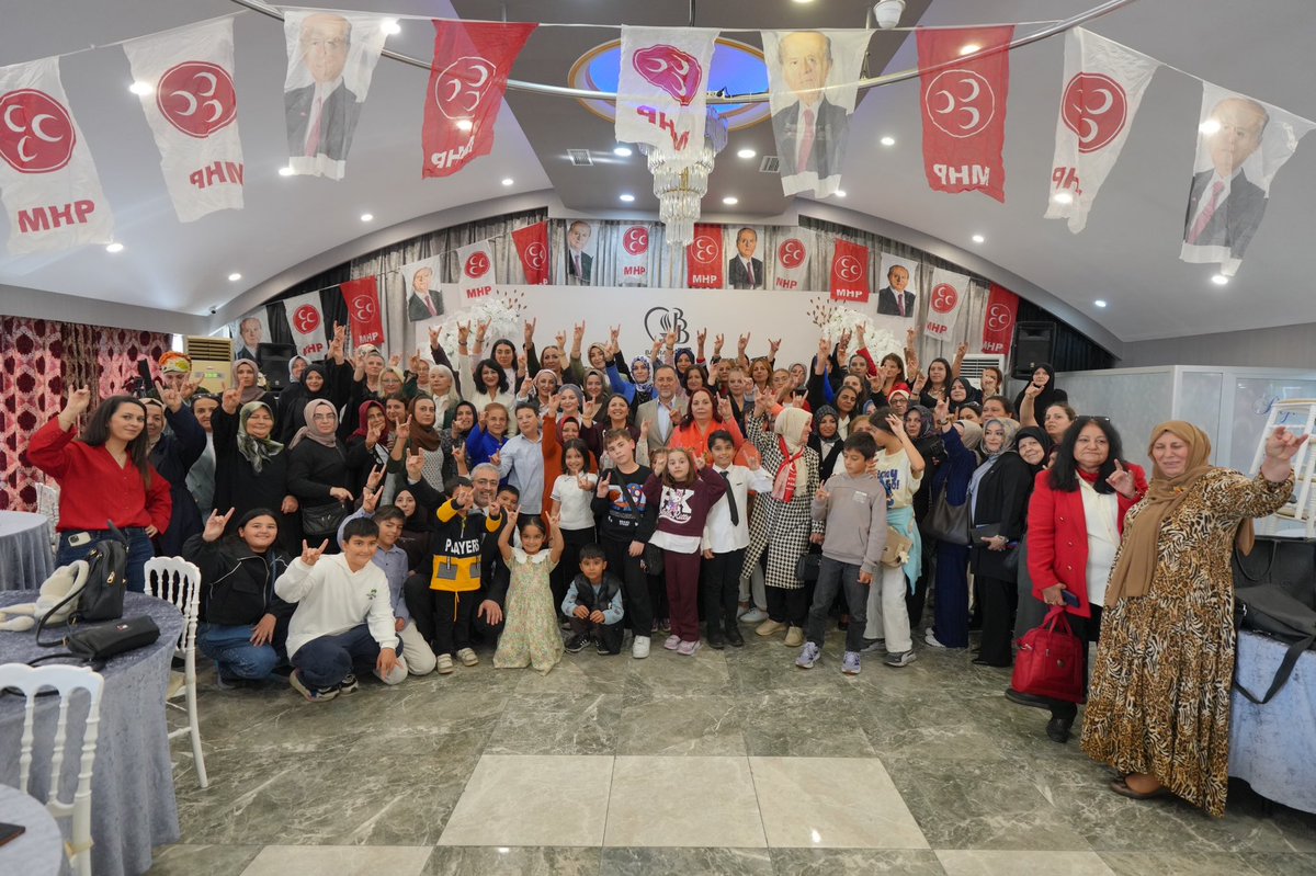 kacepistanbul's tweet photo. 📍 Bayrampaşa

MHP İstanbul İl Başkanımız Sayın Volkan Yılmaz’ın öncülüğünde, KAÇEP İl Başkanlığımızın koordinasyonunda, İstanbul’un 39 ilçesini kapsayacak “KADINLAR HAREKET’TE” programlarımızı “Bismillah” diyerek başlattık.

İstanbul’un dört bir yanına taşıyacağımız kadın hareketimizin meşalesini Bayrampaşa’da yaktık.

Bayrampaşa’da kadınlarımızın yoğun katılımı, samimi ilgisi ve yüksek heyecanı bizlere büyük bir güç ve motivasyon verdi. Kadınlarımızın enerjisi ve teşkilatımızın birlik ruhuyla, İstanbul’da yeni bir sürecin ilk adımını hep birlikte attık.

Genel Başkanımız Sayın Devlet Bahçeli’nin, “Kadınlar toplumumuzun aynası, geleceğimizin ümit ateşidir; kadınsız gelecek olmaz.” sözünden ilhamla çıktığımız bu yolda, 39 ilçemizde kadınlarımızla bir araya gelmeye devam edeceğiz.

Programımızın gerçekleştirilmesindeki emekleri ve katkıları için Bayrampaşa İlçe Başkanımız Sayın İbrahim Yeşil’e, KAÇEP İlçe Başkan Yardımcımız Sayın Yasemin Binici’ye, kıymetli teşkilat mensuplarımıza ve programa katılım sağlayan tüm hanımefendilere teşekkür ediyorum.

39 ilçede, kadınlarımızla birlikte…
KADINLAR HAREKET’TE! 🇹🇷

@_MHPistanbul_ 
@ahmet__yurdakul 
@BBvolkanyilmaz 
@BBusraduzgun 
@MHPBAYRAMPASA1