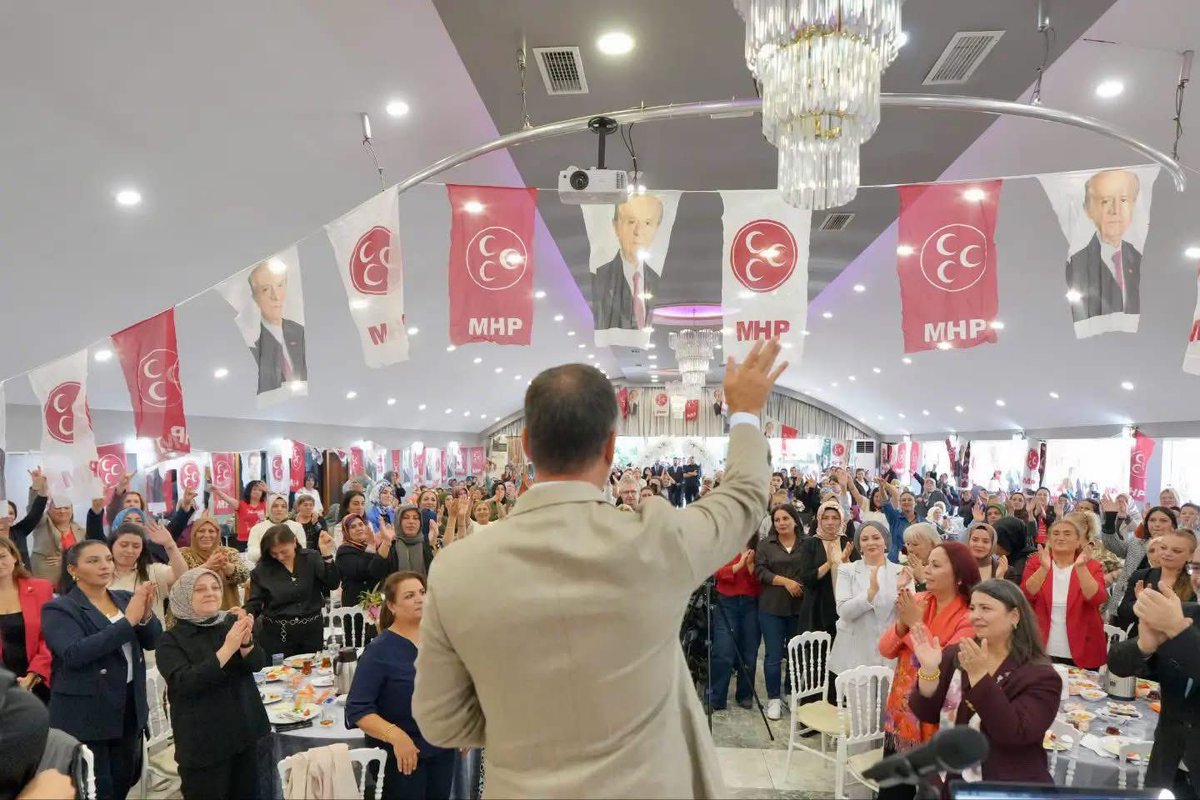 kacepistanbul's tweet photo. 📍 Bayrampaşa

MHP İstanbul İl Başkanımız Sayın Volkan Yılmaz’ın öncülüğünde, KAÇEP İl Başkanlığımızın koordinasyonunda, İstanbul’un 39 ilçesini kapsayacak “KADINLAR HAREKET’TE” programlarımızı “Bismillah” diyerek başlattık.

İstanbul’un dört bir yanına taşıyacağımız kadın hareketimizin meşalesini Bayrampaşa’da yaktık.

Bayrampaşa’da kadınlarımızın yoğun katılımı, samimi ilgisi ve yüksek heyecanı bizlere büyük bir güç ve motivasyon verdi. Kadınlarımızın enerjisi ve teşkilatımızın birlik ruhuyla, İstanbul’da yeni bir sürecin ilk adımını hep birlikte attık.

Genel Başkanımız Sayın Devlet Bahçeli’nin, “Kadınlar toplumumuzun aynası, geleceğimizin ümit ateşidir; kadınsız gelecek olmaz.” sözünden ilhamla çıktığımız bu yolda, 39 ilçemizde kadınlarımızla bir araya gelmeye devam edeceğiz.

Programımızın gerçekleştirilmesindeki emekleri ve katkıları için Bayrampaşa İlçe Başkanımız Sayın İbrahim Yeşil’e, KAÇEP İlçe Başkan Yardımcımız Sayın Yasemin Binici’ye, kıymetli teşkilat mensuplarımıza ve programa katılım sağlayan tüm hanımefendilere teşekkür ediyorum.

39 ilçede, kadınlarımızla birlikte…
KADINLAR HAREKET’TE! 🇹🇷

@_MHPistanbul_ 
@ahmet__yurdakul 
@BBvolkanyilmaz 
@BBusraduzgun 
@MHPBAYRAMPASA1