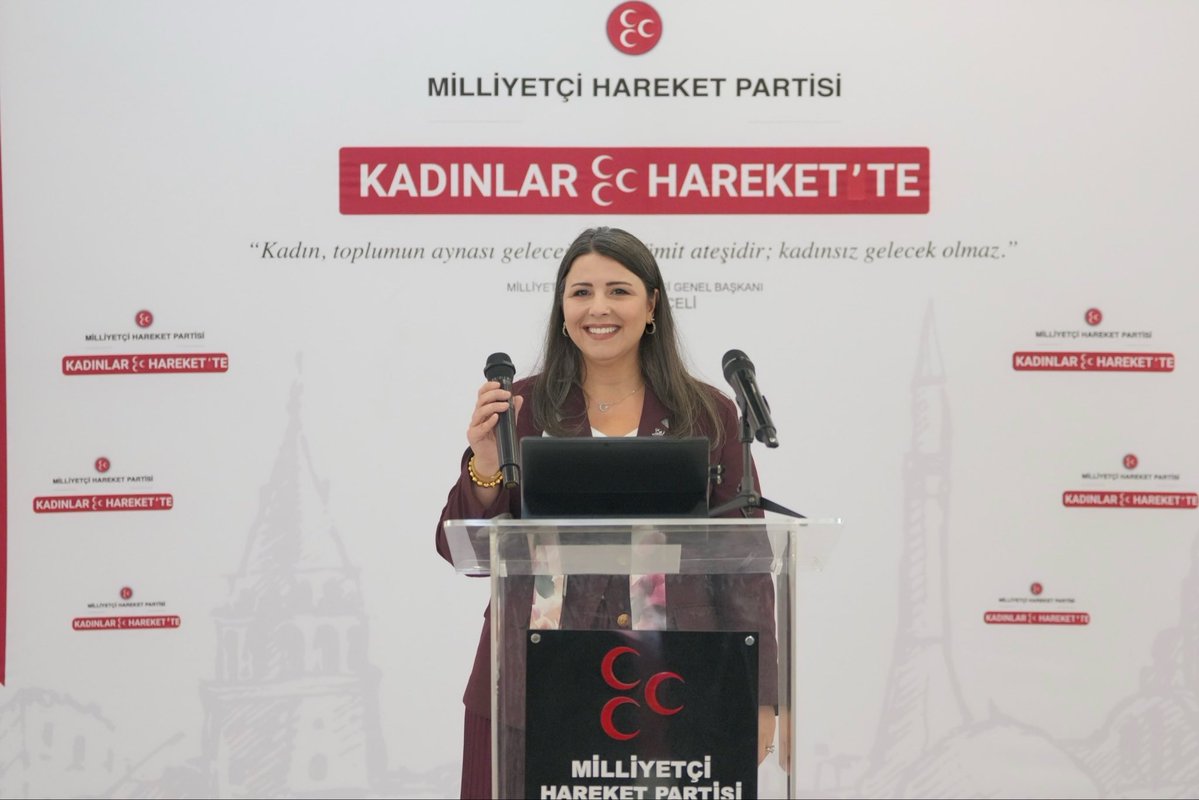 kacepistanbul's tweet photo. 📍 Bayrampaşa

MHP İstanbul İl Başkanımız Sayın Volkan Yılmaz’ın öncülüğünde, KAÇEP İl Başkanlığımızın koordinasyonunda, İstanbul’un 39 ilçesini kapsayacak “KADINLAR HAREKET’TE” programlarımızı “Bismillah” diyerek başlattık.

İstanbul’un dört bir yanına taşıyacağımız kadın hareketimizin meşalesini Bayrampaşa’da yaktık.

Bayrampaşa’da kadınlarımızın yoğun katılımı, samimi ilgisi ve yüksek heyecanı bizlere büyük bir güç ve motivasyon verdi. Kadınlarımızın enerjisi ve teşkilatımızın birlik ruhuyla, İstanbul’da yeni bir sürecin ilk adımını hep birlikte attık.

Genel Başkanımız Sayın Devlet Bahçeli’nin, “Kadınlar toplumumuzun aynası, geleceğimizin ümit ateşidir; kadınsız gelecek olmaz.” sözünden ilhamla çıktığımız bu yolda, 39 ilçemizde kadınlarımızla bir araya gelmeye devam edeceğiz.

Programımızın gerçekleştirilmesindeki emekleri ve katkıları için Bayrampaşa İlçe Başkanımız Sayın İbrahim Yeşil’e, KAÇEP İlçe Başkan Yardımcımız Sayın Yasemin Binici’ye, kıymetli teşkilat mensuplarımıza ve programa katılım sağlayan tüm hanımefendilere teşekkür ediyorum.

39 ilçede, kadınlarımızla birlikte…
KADINLAR HAREKET’TE! 🇹🇷

@_MHPistanbul_ 
@ahmet__yurdakul 
@BBvolkanyilmaz 
@BBusraduzgun 
@MHPBAYRAMPASA1