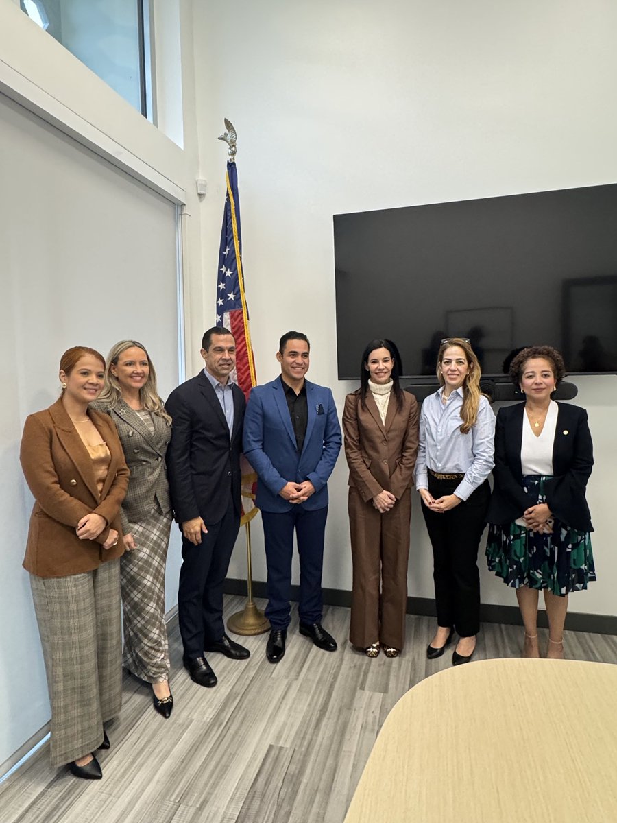 Vince_Lago's tweet photo. It was a pleasure meeting with Santa Tecla Mayor Henry Flores last week. Santa Tecla, El Salvador, is one of Coral Gables’ Sister Cities, and it is a relationship we truly value. 
 
Thank you, Mayor Flores, we look forward to your next visit! https://t.co/UsPkDKppwE