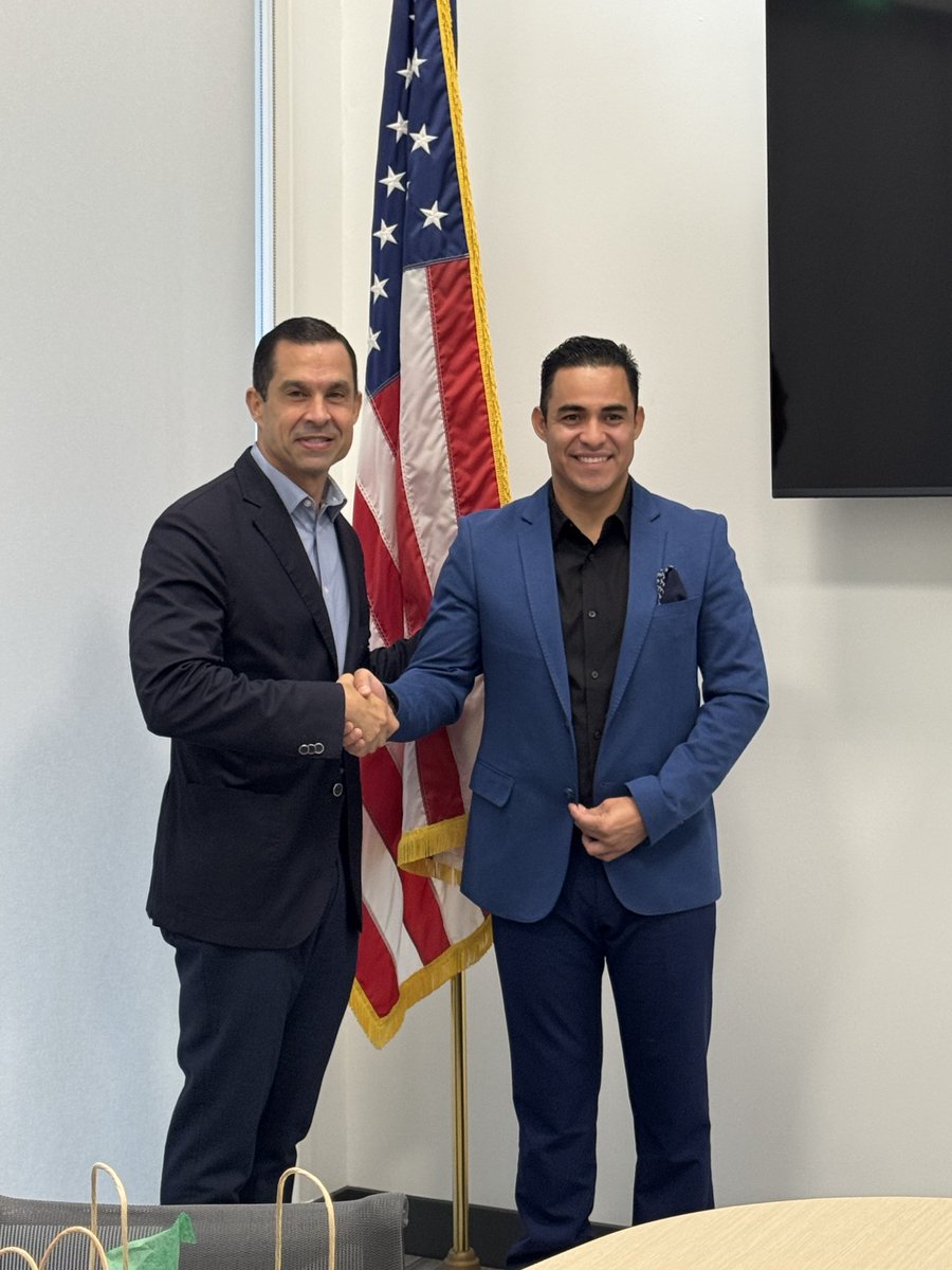 Vince_Lago's tweet photo. It was a pleasure meeting with Santa Tecla Mayor Henry Flores last week. Santa Tecla, El Salvador, is one of Coral Gables’ Sister Cities, and it is a relationship we truly value. 
 
Thank you, Mayor Flores, we look forward to your next visit! https://t.co/UsPkDKppwE