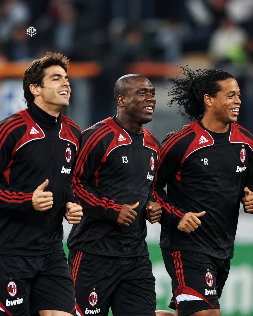 UniversoACMilan's tweet photo. 🇧🇷🇳🇱Tres talentos de una época en la que el Milan podía presumir de tener magia en cada línea: calidad, experiencia y personalidad reunidas en un mismo equipo, con una camiseta que siempre exigía estar a la altura de su historia. Una postal de aquel Milan que todavía despierta nostalgia.🔴⚫
