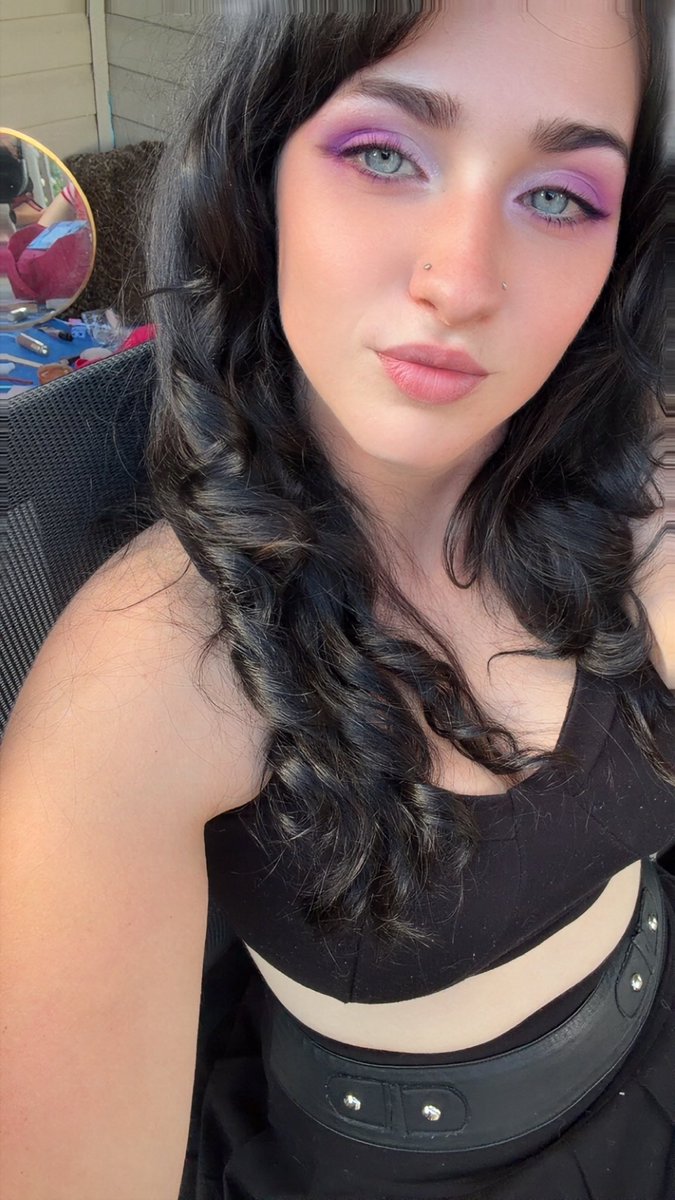 Anastasiao3ls's tweet photo. Since people want comment stupid shit 😂😂😂😂😂 here is a side by side with and without makeup and without a filter. I don’t need a filter nor makeup I’m naturally pretty it’s called taking care of myself maybe you should try it. https://t.co/wqCMPY4q7W