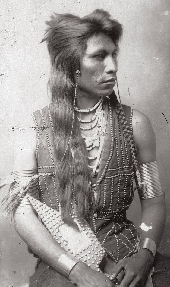 wikivictorian's tweet photo. Portrait of Mooragootch, a Shoshone warrior. Photographed between 1884-85. https://t.co/NXDskhCKUi