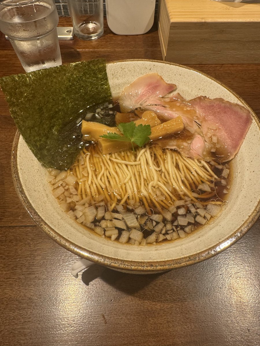 SAITOHTakuya2's tweet photo. 昨日のランチは近所にできた「中華そば玲瓏」さんでした。
美味しゅうございました。 https://t.co/M6buxIy2Pk