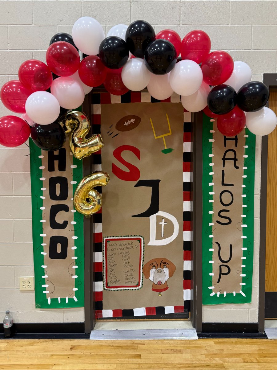 SJDCHS's tweet photo. HoCo Week is underway! 🎉🏈💙
Thank you to SPA for kicking things off on Saturday with its annual Mum Making &amp; Locker Room Decorating Party! And a shout-out to Student Govt for these great posters! Students can add inspiring words to our Cheer, Football, Volleyball &amp; XC teams!👼 https://t.co/NiH7YROnh4