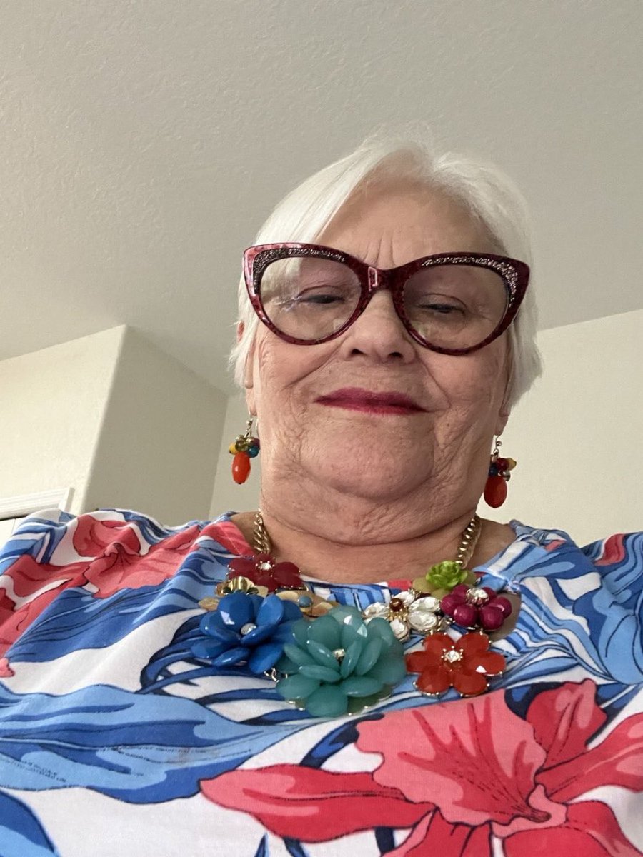 MikeGarr1's tweet photo. Can you date me, even if I’m old https://t.co/I5ZxRA27ek