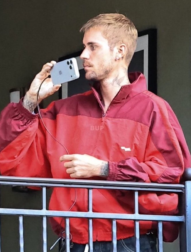 offmybieber's tweet photo. HIS HAIR OMG https://t.co/u8yW7zRmuk