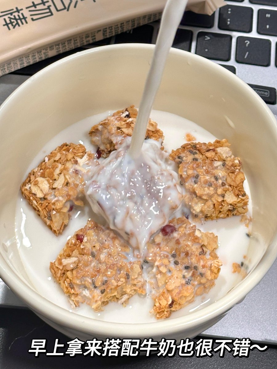 AlbertSirait5's tweet photo. [This "拇味" snack is so unique, I can’t stop sneaking bites—total finger-licking joy!]， https://t.co/W1bGIWQMws