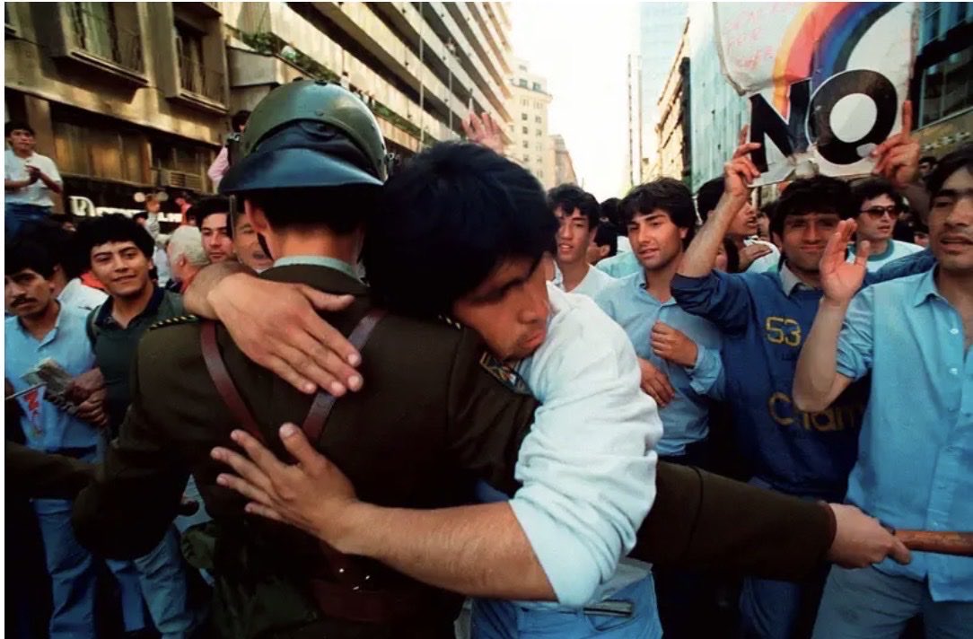 baradit's tweet photo. Éramos los únicos giles que además de ganar, creíamos que efectivamente habría un reencuentro en torno a valores de humanidad.

Los de siempre solo estaban en sus casas volviendo a afilar los cuchillos, nada más.

Que ingenuidad. https://t.co/8tmx6Gtqbu
