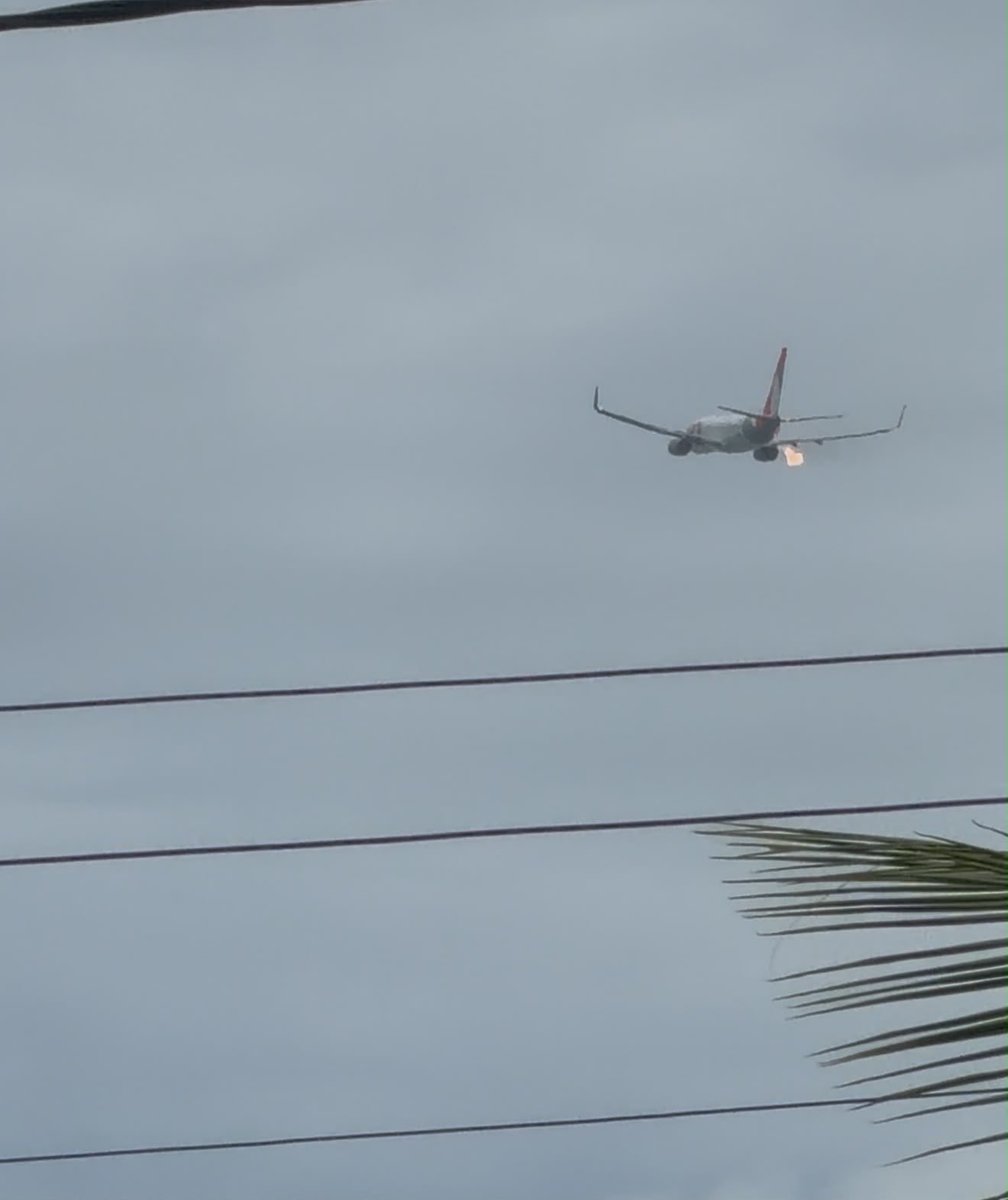 Ferr3ron's tweet photo. Avião com problemas aqui em Recife https://t.co/2UWslKwY1T