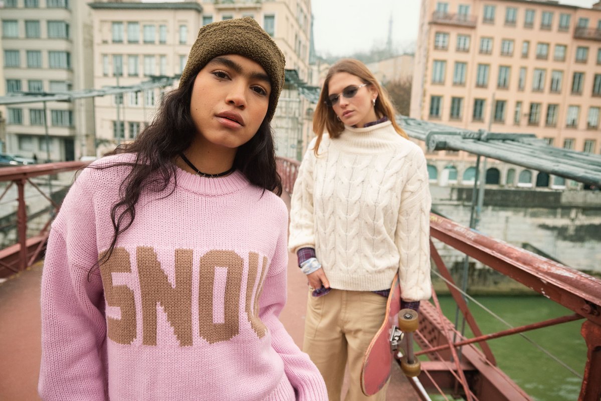 Roxy's tweet photo. Cooler days have entered the chat.

Sweaters, jackets and everything we’re reaching for as the temperature drops. Snow City has arrived at https://t.co/fOOgLBayBy https://t.co/qd0NwnTnWc