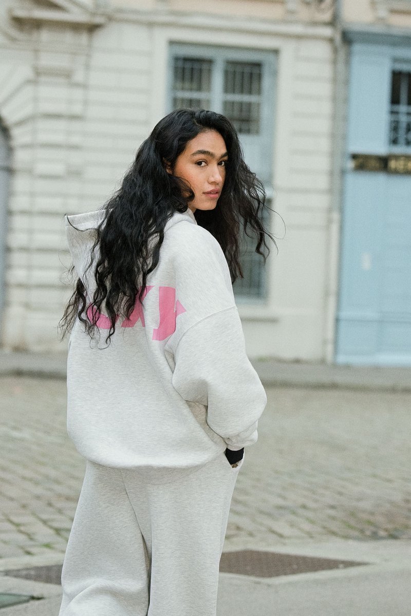 Roxy's tweet photo. Cooler days have entered the chat.

Sweaters, jackets and everything we’re reaching for as the temperature drops. Snow City has arrived at https://t.co/fOOgLBayBy https://t.co/qd0NwnTnWc