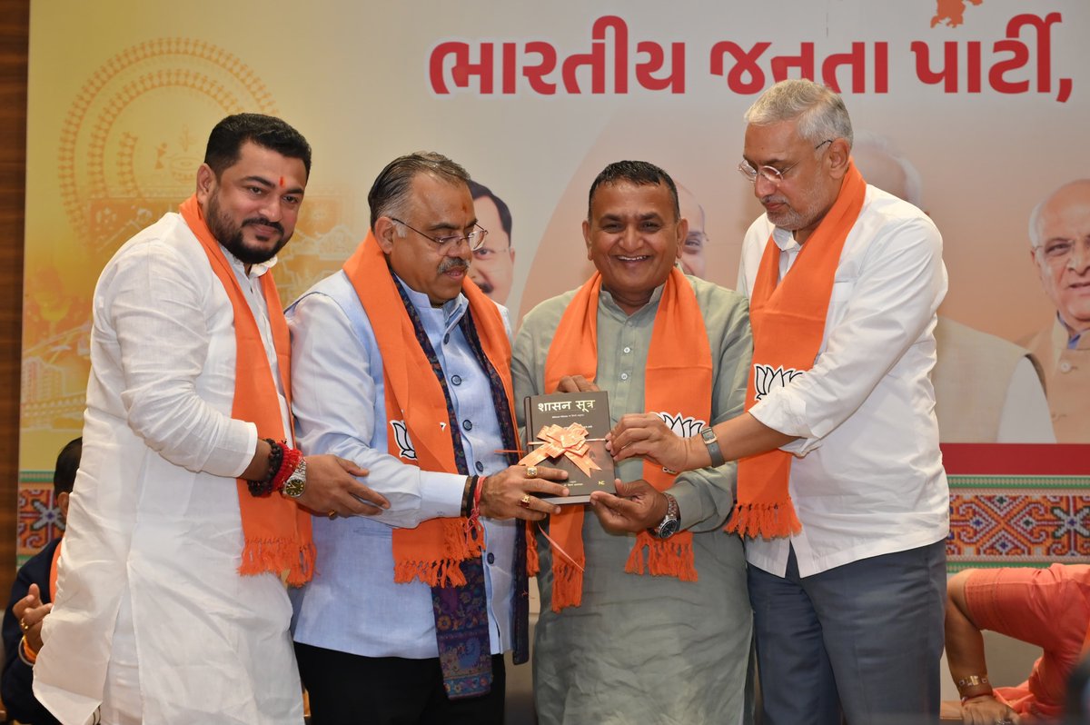 iJagdishBJP's tweet photo. આજે પ્રદેશ કાર્યાલય 'શ્રી કમલમ્' ખાતે પ્રદેશ પ્રભારી શ્રી @tarunchughbjp જીની ઉપસ્થિતિમાં યોજાયેલી પ્રદેશ બેઠકમાં સંગઠનાત્મક વિષયો પર વિસ્તૃત ચર્ચા કરી. https://t.co/EiCZkc13mo