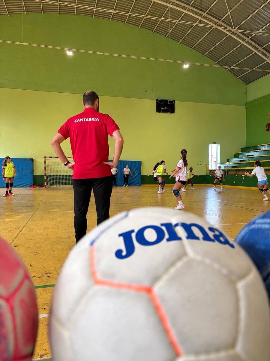 fcantabrabm's tweet photo. 💢 Ayer nuestras #SeleccionesCántabras realizaron un entrenamiento dominical más en su #CaminoAlCESA.

🔥 Esta semana les espera una intensa convocatoria con partidos amistosos que pronto desvelaremos.

🇵🇱 #TerritorioBalonmano https://t.co/eJmFmn9hxK