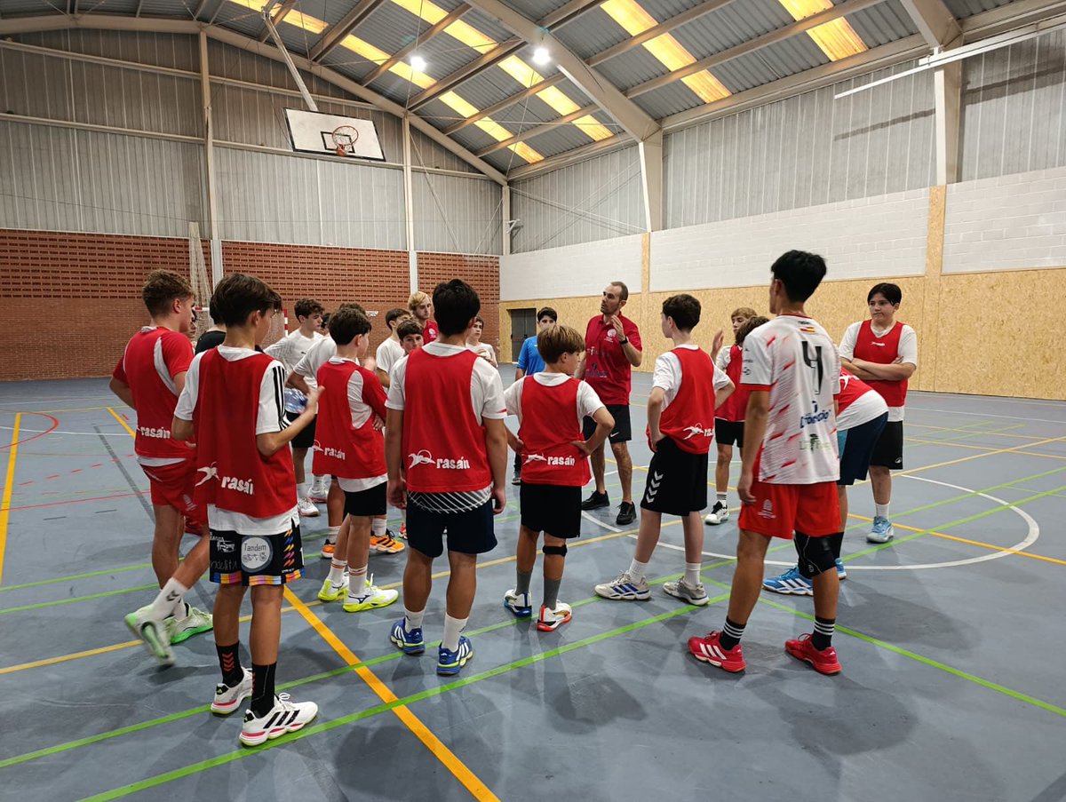 fcantabrabm's tweet photo. 💢 Ayer nuestras #SeleccionesCántabras realizaron un entrenamiento dominical más en su #CaminoAlCESA.

🔥 Esta semana les espera una intensa convocatoria con partidos amistosos que pronto desvelaremos.

🇵🇱 #TerritorioBalonmano https://t.co/eJmFmn9hxK