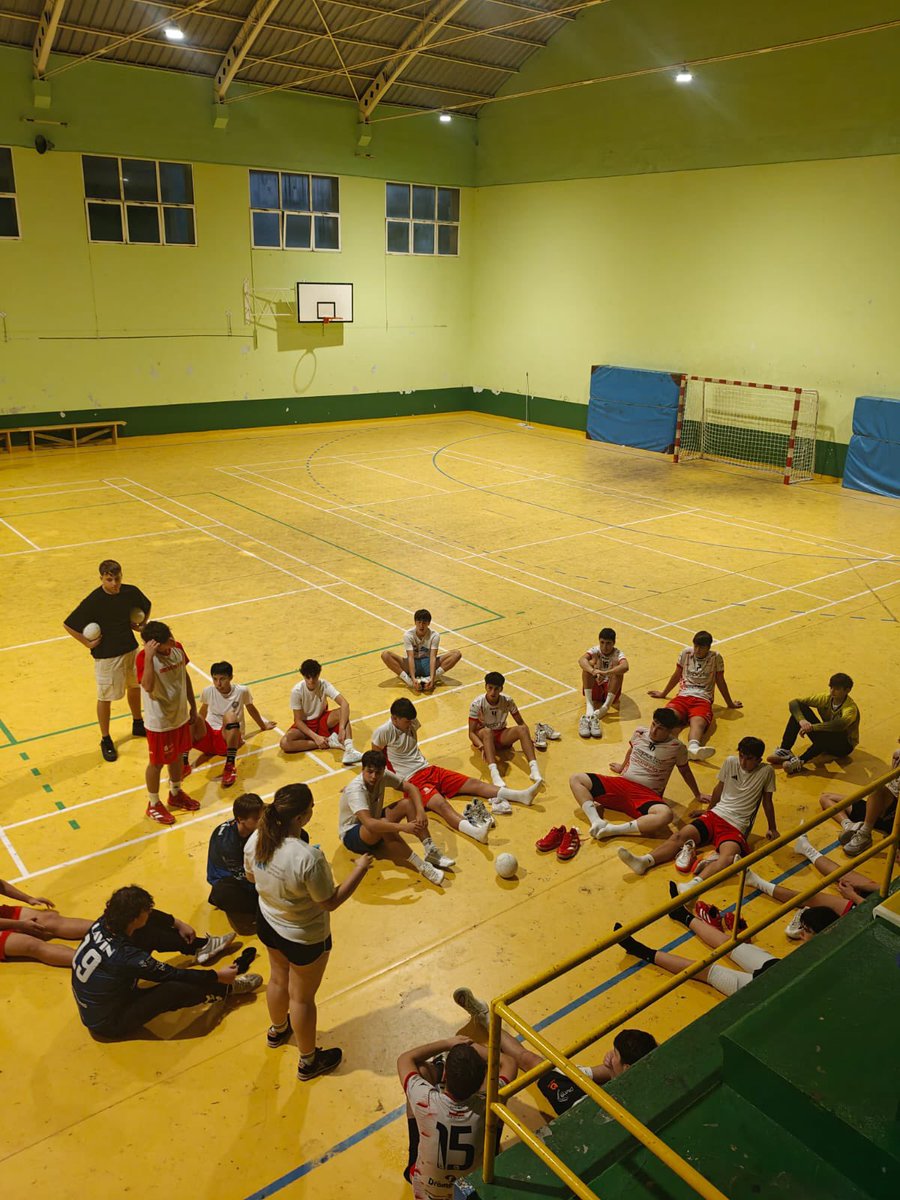 fcantabrabm's tweet photo. 💢 Ayer nuestras #SeleccionesCántabras realizaron un entrenamiento dominical más en su #CaminoAlCESA.

🔥 Esta semana les espera una intensa convocatoria con partidos amistosos que pronto desvelaremos.

🇵🇱 #TerritorioBalonmano https://t.co/eJmFmn9hxK