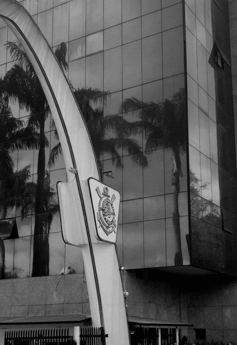 FielNaAlma's tweet photo. 🚨 MP APERTA O CORINTHIANS E DÁ 72 HORAS PARA EXPLICAR MULTA DE R$ 48,7 MILHÕES DA ARENA

O Ministério Público de São Paulo determinou que o Corinthians entregue, em 72 horas, documentos para esclarecer a cobrança de uma multa de R$ 48,7 milhões no financiamento da Neo Química Arena com a Caixa.

Segundo a representação, a multa de 10% teria sido calculada sobre um saldo de R$ 487,3 milhões, enquanto os valores apontados como efetivamente atrasados somavam R$ 37,8 milhões.

📌 Pelos cálculos apresentados ao MP:

- Multa cobrada: R$ 48,7 milhões
- Multa sobre o valor em atraso: R$ 3,78 milhões
- Diferença apontada: R$ 44,9 milhões em 2019
- Valor atualizado até 2026: R$ 196 milhões

O ponto que mais chama atenção: segundo o promotor Cássio Conserino, o Corinthians afirmou que colaboraria com a apuração, mas não apresentou os documentos necessários para conferir os valores.

Agora, o clube terá que entregar a planilha completa da evolução da dívida desde 2013, memórias de cálculo, documentos sobre juros, multas e encargos, além de explicar se contestou a cobrança.

A apuração também envolve a KPMG e o Machado Meyer, que deverão prestar esclarecimentos sobre a renegociação da dívida.

E tem mais: os documentos serão encaminhados para a investigação que apura possível intervenção judicial no Corinthians por gestão temerária.

72 HORAS. O MP QUER SABER: DE ONDE SURGIU ESSA MULTA DE R$ 48,7 MILHÕES?

🗞 @BlogdoMacedo