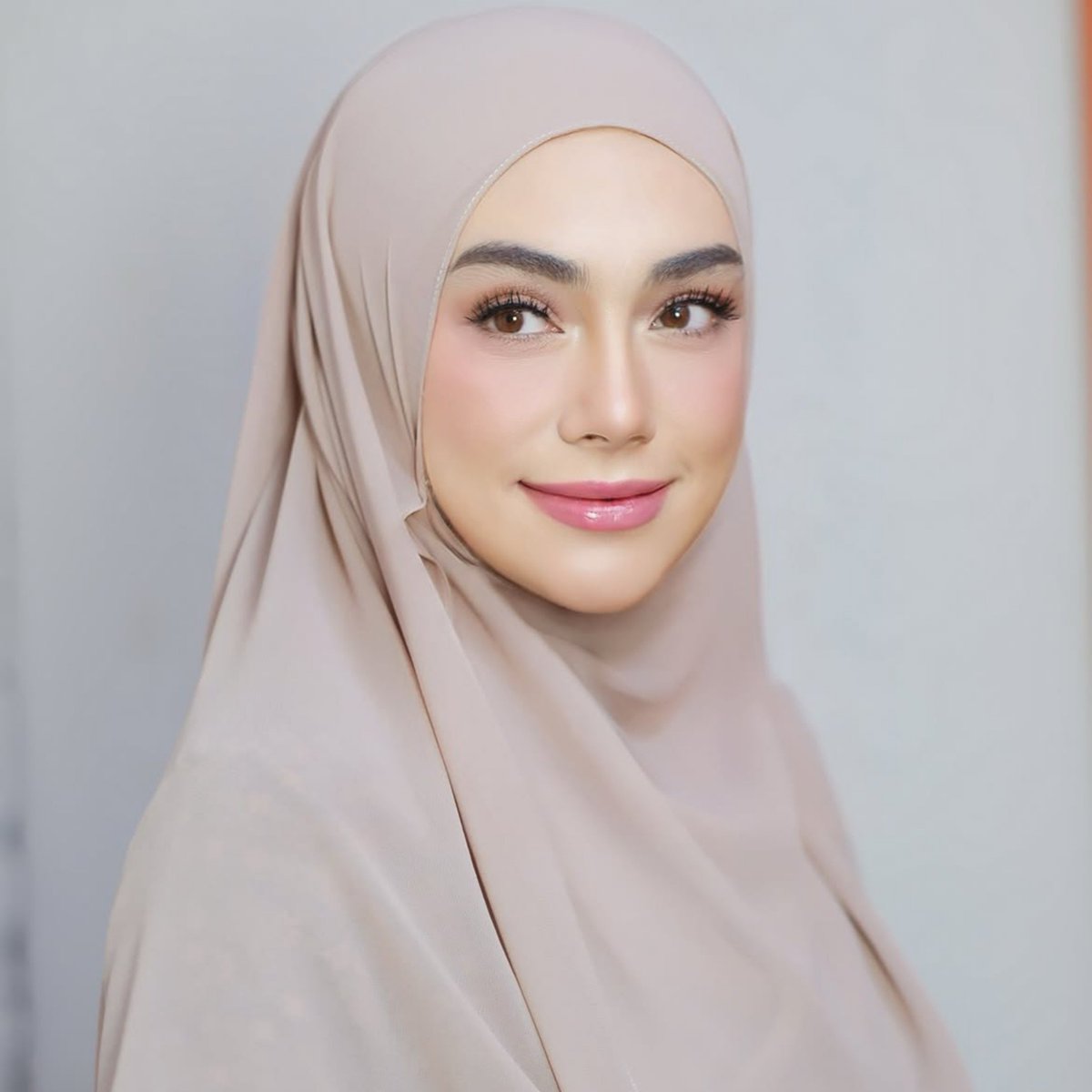 seduhtehnya's tweet photo. Celine Evangelista fix pindah ke Madinah??

Dalam unggahan terbarunya di medsos sebelah, Celine membagikan momen mengunjungi sebuah villa. Dari celetukan putranya sih, villa itu milik mereka. Harganya sekitar Rp2 miliar.

Lokasi villa Celine ini hanya sekitar 10 menit dari Masjid Nabawi. Kelihatan sederhana dari luar, tapi di dalamnya mewah. Ada tiga lantai dan dilengkapi dengan rooftop.

Dari video tersebut, diketahui bahwa tidak ada pajak tahunan rumah seperti di Indonesia. Pembeli rumah/villa hanya perlu menyetor 5% untuk Kerajaan di awal. Terus, nggak perlu nikah sama orang Arab buat beli rumah di Arab. Orang Indonesia juga bisa kok!

Harganya pun cukup murah dibanding rumah di Jakarta. Untuk rumah dengan 8 lantai, harganya katanya nggak sampai Rp8 miliar!

Di caption, Celine menambahkan hadis anjuran untuk menetap di Madinah. Bener-bener mantep banget ya hijrahnya mantan istri Stefan William ini 👍

Ada yang tertarik untuk hijrah seperti Celine juga? Atau mau investasi rumah/villa di Madinah mungkin?