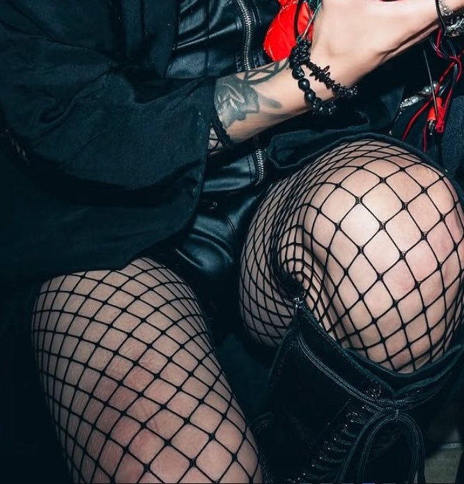 diekussetzk's tweet photo. I need to eat his legs real bad im so ill https://t.co/7wDwfAIcQg
