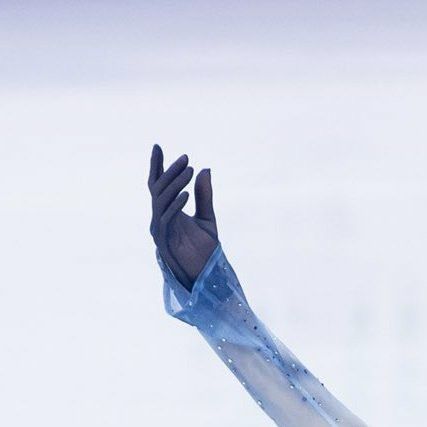 miistred's tweet photo. yuzuru does NOT play about his gloves.. 100% pure class https://t.co/wzrzURElTP