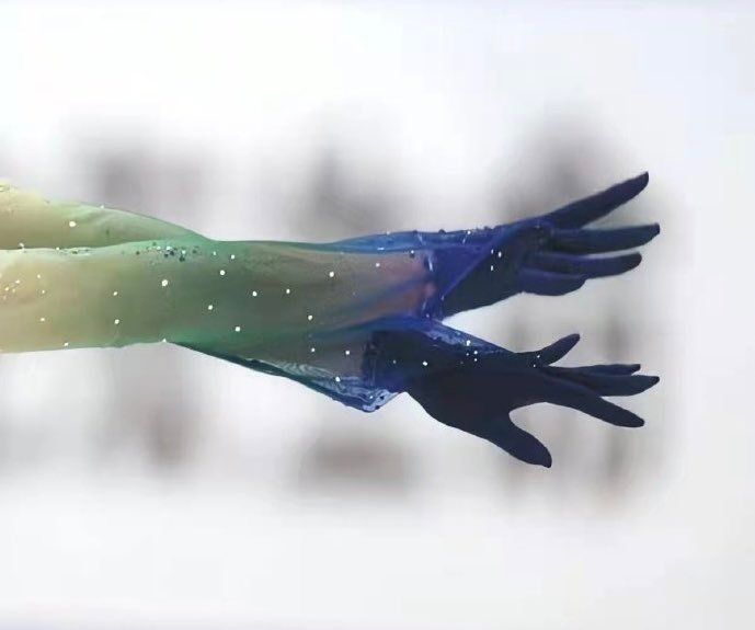 miistred's tweet photo. yuzuru does NOT play about his gloves.. 100% pure class https://t.co/wzrzURElTP
