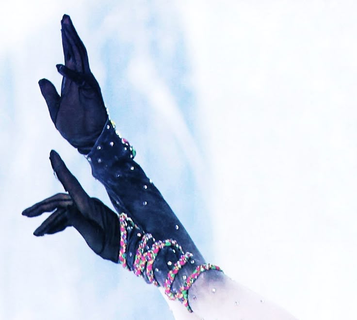 miistred's tweet photo. yuzuru does NOT play about his gloves.. 100% pure class https://t.co/wzrzURElTP
