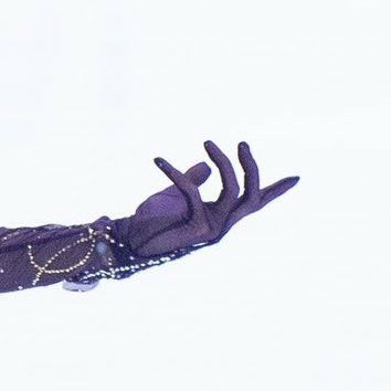 miistred's tweet photo. yuzuru does NOT play about his gloves.. 100% pure class https://t.co/wzrzURElTP