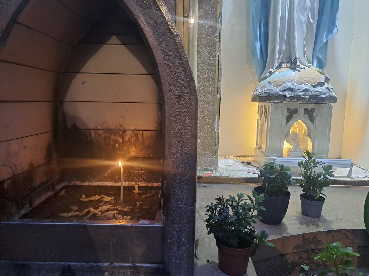 minikhelvacik's tweet photo. Pargalı İbrahim Paşa'nın (muhtemelen) mezarının olduğu hazireye gittik, ruhuna Fatiha okuduk sonra da kilisede onun için mum diktik. Verimli bir gündü. https://t.co/h92WSWemub