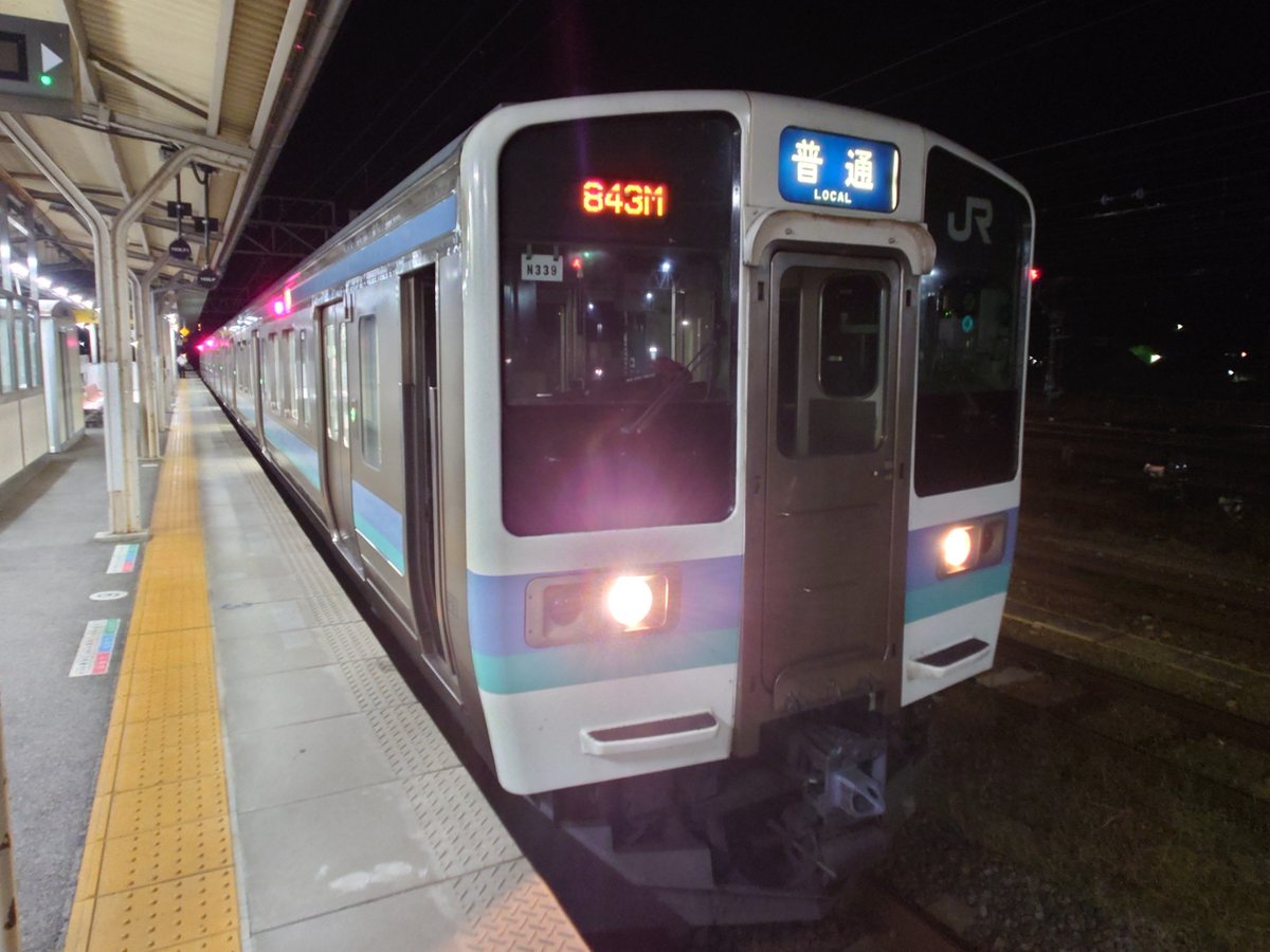 deburukin's tweet photo. 10月5日 843M 松本行 
211系 N339編成 
中津川定時でした。 
車両前に人が居て接近広角…

#中央西線 #211系 https://t.co/5HlEIeLZmA