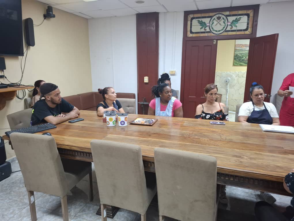 LaAnirhabana's tweet photo. Jornada de reconocimiento en saludo a la jornada del innovador en la Empresa La Corona del Municipio #Cerro.
#InnovarEsCrecer
#100X50
🇨🇺⚙️ https://t.co/9Y1q6En1yC