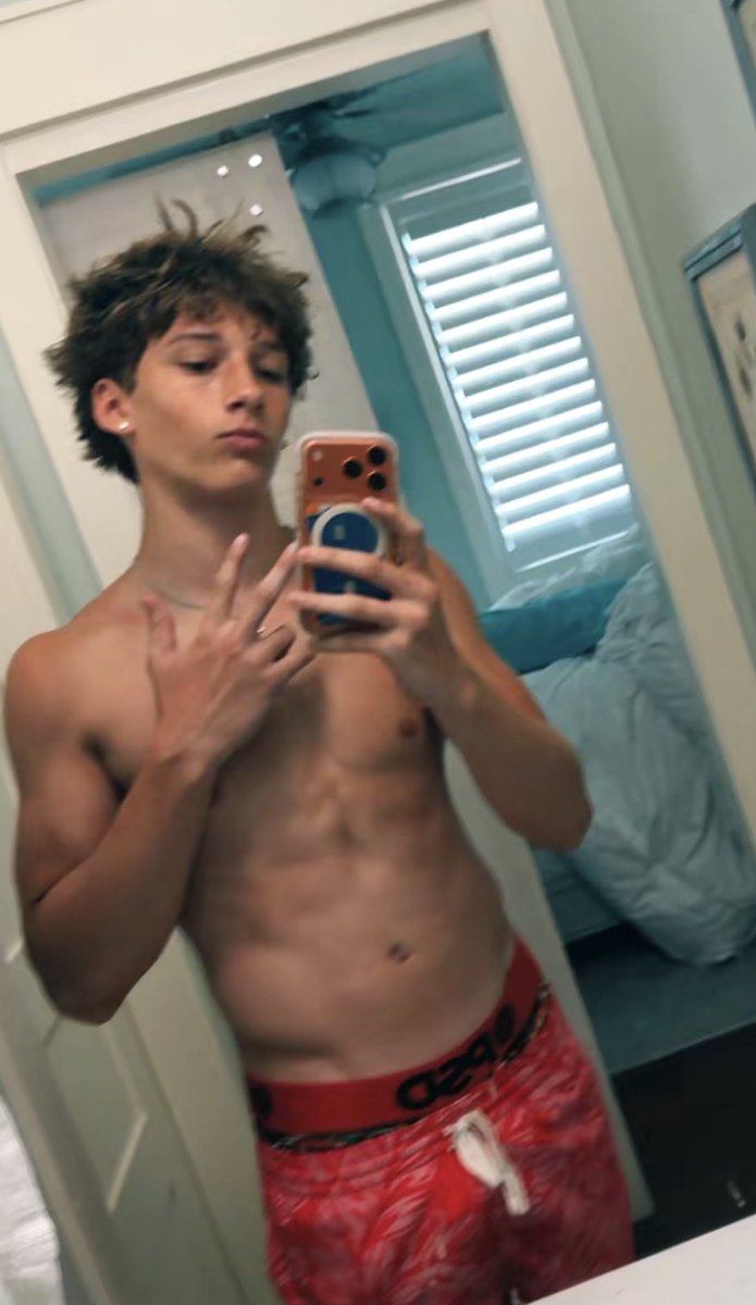 TikTokSlutBois's tweet photo. https://t.co/RcPmIryd9I