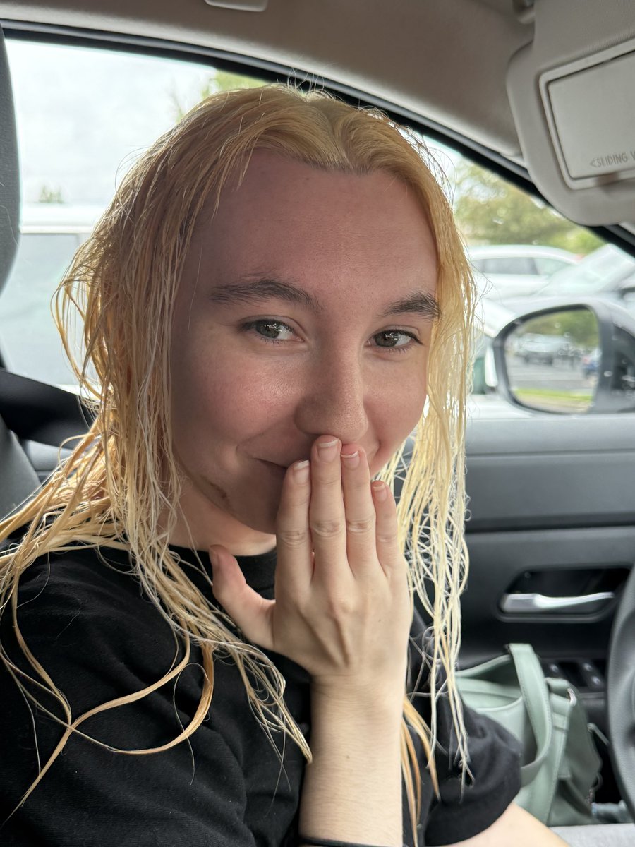 auggie_0930's tweet photo. Help not him messaging but while I have to wait to finish my friends and we’re talking about how bad the color is @starryyunu https://t.co/mEgsg33Q4O