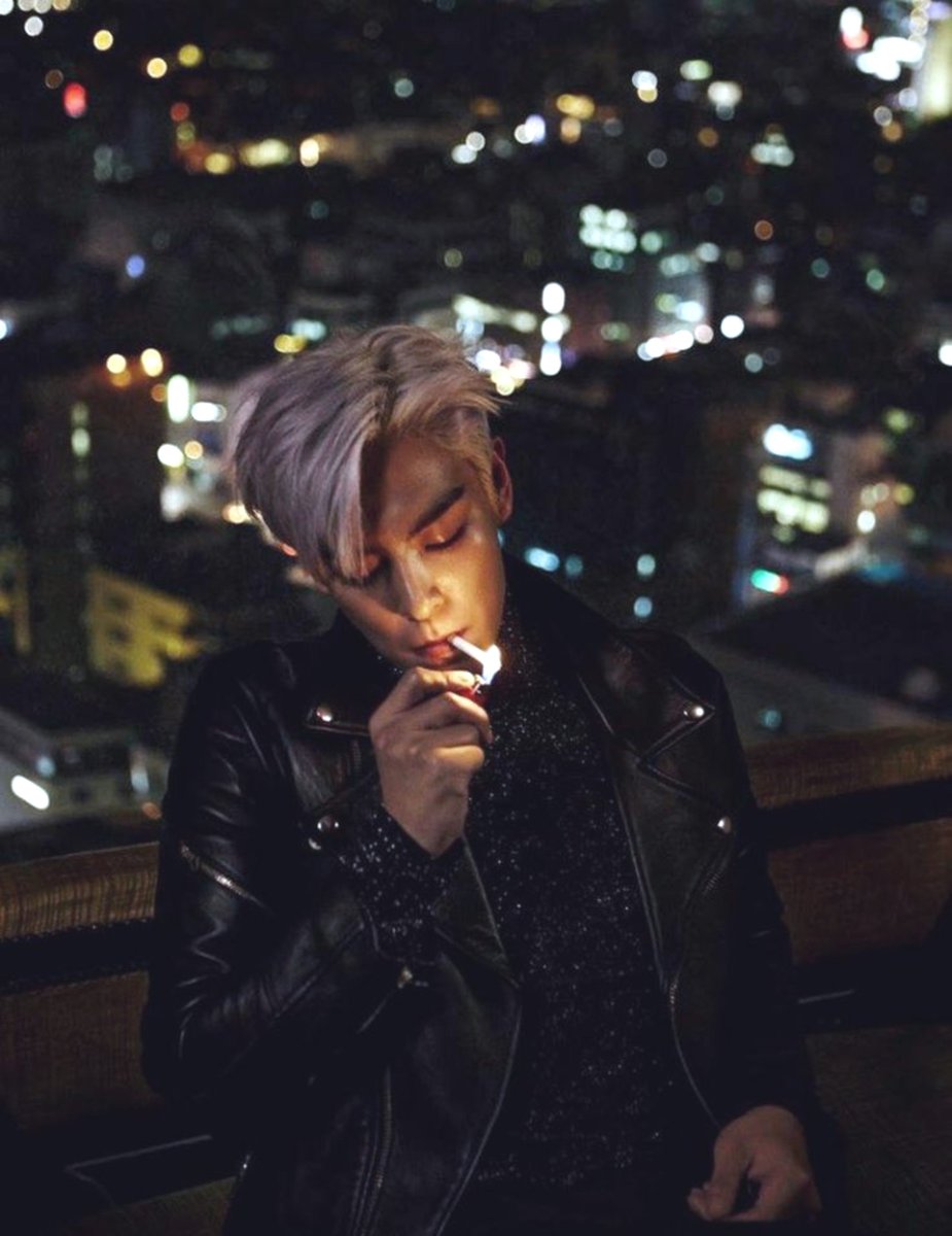 jin_a_nanaaaaa's tweet photo. We are all looking for a light in the dark, smoking away our thoughts while the city sleeps beneath us🚬

#임진아 #나나 #ImJinah #NANA #ChoiSeunghyun #TOP #NaHyun https://t.co/C1dOTQsL1O