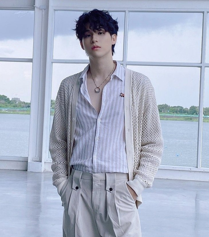 keumondaeyo's tweet photo. มีความสนใจในชุดสกายเป็นจำนวนมากเลยลองเลื่อนดูโพสต์เก่า ๆ ตั้งแต่ปลาย2024ลงไปแทบไม่มีแจ็คเก็ตให้เห็น ออกอีเว้น/ถ่ายงานแฟเยอะมากด้วย เปลี่ยนหลายลุคสุด ๆ ดูลุคที่เลือกมาแรร์ไอเท็มมาก แทบจะไม่ได้เห็นแล้วทุกวันนี้ ชอบลุคเสื้อคาร์ดิแกนสีแดงคอวีมาก น้อยแต่มาก เรียบแต่โก้ พอมีสร้อยด้วยใส่แล้วดูมีไรสุด ๆ สกายโชว์คอโชว์อกนิด ๆ แบบนี้อะขอบ่อย ๆ แอบเซ็กซี่เบา ๆ นอกจากชุดแล้วคือทรงผมด้วยอะ หลากหลายมาก ทุกวันนี้ป้าทุกข์ทั้งชุดที่ถ่ายงานเฉย ๆ ทั้งชุดออกอีเว้น y__y  

# ยกเลิกแจ็คเก็ตทุกไซซ์ # ยกเลิกกระดุมถึงคอ # ยกเลิกเนคไท