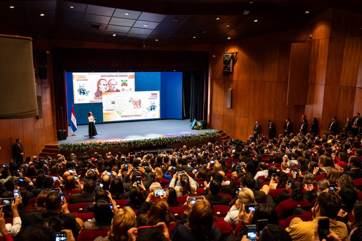 SantiPenap's tweet photo. ¡Una nueva era para el Guaraní! 🇵🇾

Desde el Banco Central del Paraguay, presentamos la nueva familia de billetes del Guaraní, un homenaje a nuestra historia, nuestra rica cultura y la extraordinaria biodiversidad de nuestra tierra.

Nuestra moneda es un símbolo de resiliencia y de confianza en nosotros mismos. Un billete es una expresión de confianza, un acuerdo fundamental de que ese billete es auténtico, conserva su valor y está aceptado por todos.   

Nuestro gran desafío de hoy es transformar esta histórica estabilidad en un desarrollo que se sienta en los bolsillos, impulsando el bienestar de cada familia, emprendedor, joven y trabajador. Sigamos creyendo en nuestro potencial para construir el futuro que nuestro país merece.