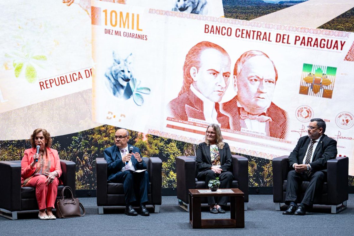 SantiPenap's tweet photo. ¡Una nueva era para el Guaraní! 🇵🇾

Desde el Banco Central del Paraguay, presentamos la nueva familia de billetes del Guaraní, un homenaje a nuestra historia, nuestra rica cultura y la extraordinaria biodiversidad de nuestra tierra.

Nuestra moneda es un símbolo de resiliencia y de confianza en nosotros mismos. Un billete es una expresión de confianza, un acuerdo fundamental de que ese billete es auténtico, conserva su valor y está aceptado por todos.   

Nuestro gran desafío de hoy es transformar esta histórica estabilidad en un desarrollo que se sienta en los bolsillos, impulsando el bienestar de cada familia, emprendedor, joven y trabajador. Sigamos creyendo en nuestro potencial para construir el futuro que nuestro país merece.
