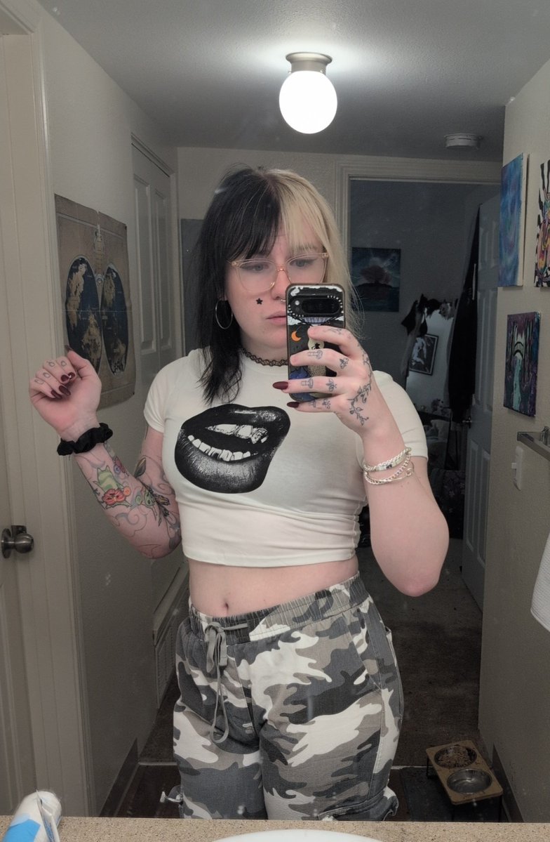 bea_wooof's tweet photo. good morning 🖤💋🤍 https://t.co/f5jdbrToF1