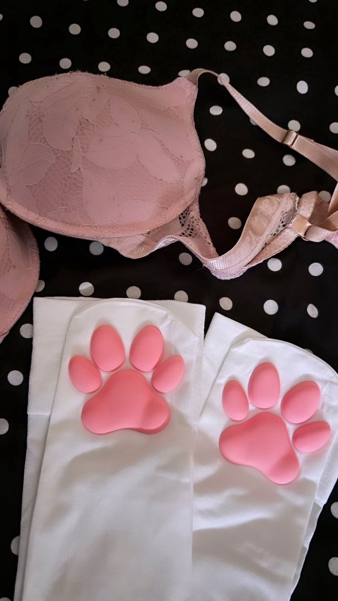 Ang3luwuu's tweet photo. Is daddy almost home?? I can’t wait to show him my surprise🐰💘 #teen #daddysgirl #ddlg #cnc #freeuse #pretty #brat #nsfw https://t.co/NlUwJy57EU