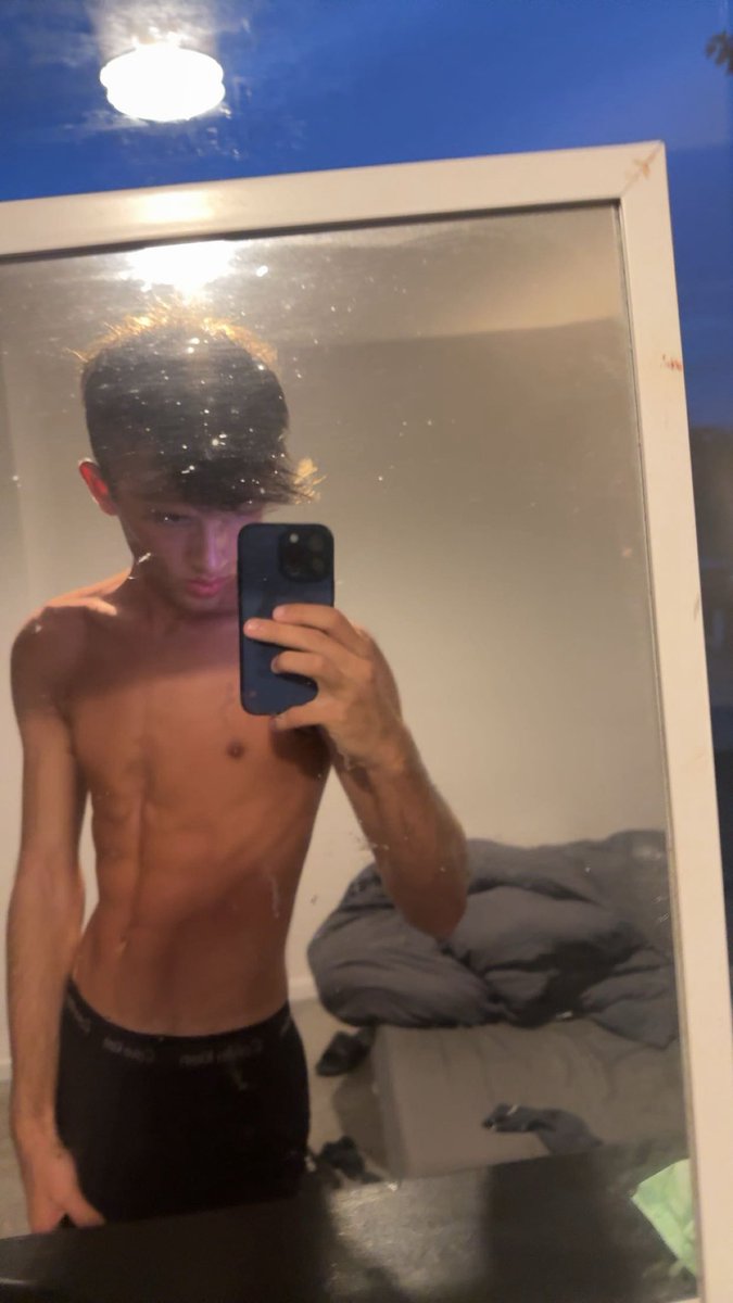CharlieMCR2's tweet photo. Lemme see you on your knees ⬇️ https://t.co/AEcIHLYLgO