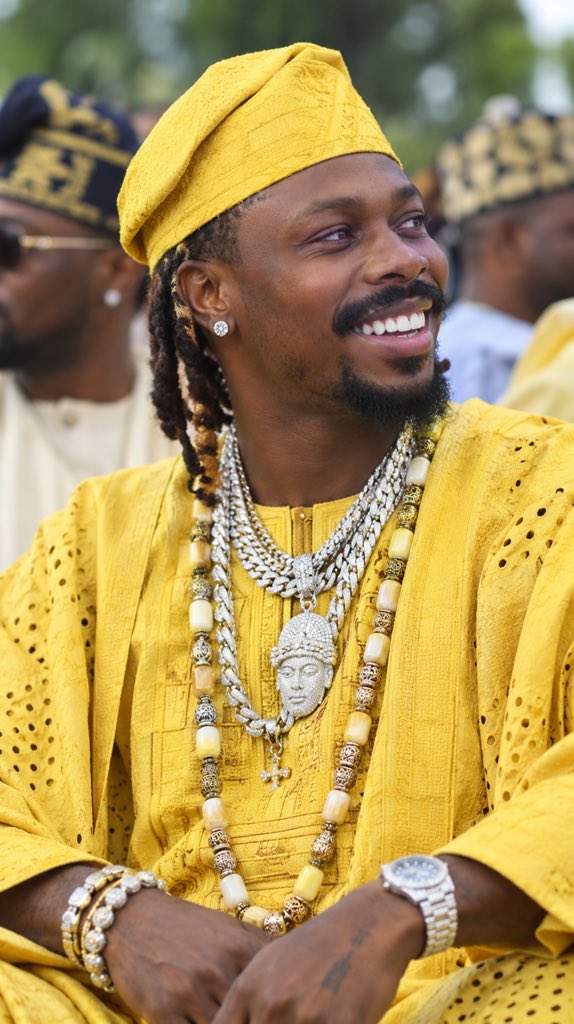 MrMoneyGallery's tweet photo. Culture + drip… different level. 🇳🇬

Not everybody can carry this look like this.

Be honest is this a 10 or overrated? https://t.co/Bva3u1jOR1